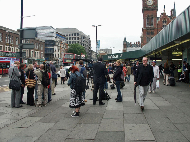 London - A City and its People - Terrorist Bombings, Kings Cross, 8th July 2005 - Terrorist Bombings, Kings Cross, 7th July 2005 - A photographic study by Christopher John Ball - Photographer and Writer